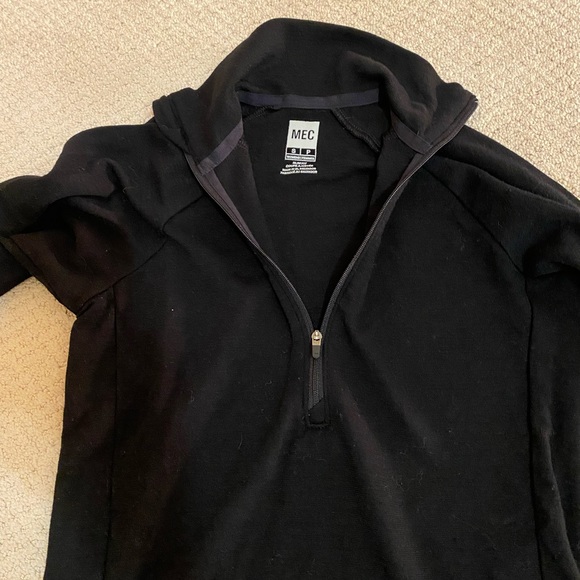 Black 1/4 zip black MEC sweater - Picture 4 of 5